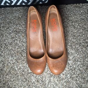 KORS Michael Kors Tan Leather Pumps